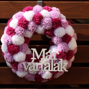 Már vártalak pompon koszorú - lila, fehér, Otthon & Életmód, Dekoráció, Ajtó- és ablak dekoráció, Ajtódísz & Kopogtató, , MESKA