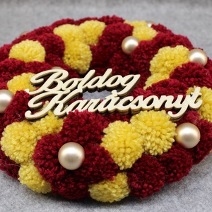 Boldog Karácsonyt pompon koszorú - bordó, méz - karácsony - adventi díszek - adventi ajtódísz - Meska.hu