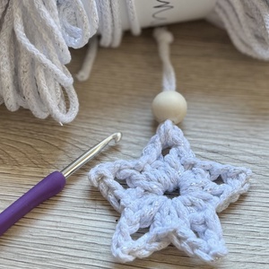 Horgolt karácsonyfadíszek csillogó fonalból - karácsony - karácsonyi lakásdekoráció - karácsonyfadíszek - Meska.hu