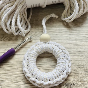 Horgolt karácsonyfadíszek csillogó fonalból - karácsony - karácsonyi lakásdekoráció - karácsonyfadíszek - Meska.hu