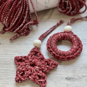 Horgolt karácsonyfadíszek csillogó fonalból - karácsony - karácsonyi lakásdekoráció - karácsonyfadíszek - Meska.hu