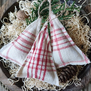 Piros kockás fenyőfa dekor karácsonyfadísz - karácsony - karácsonyi lakásdekoráció - karácsonyi ajtódíszek - Meska.hu