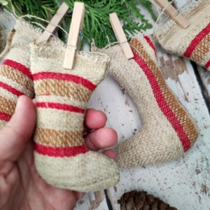 Farmhouse mikulás zokni girland - karácsony - karácsonyi lakásdekoráció - karácsonyi girland, boa - Meska.hu