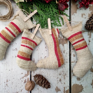 Farmhouse mikulás zokni girland, Karácsony, Karácsonyi lakásdekoráció, Karácsonyi girland, boa, Varrás, MESKA