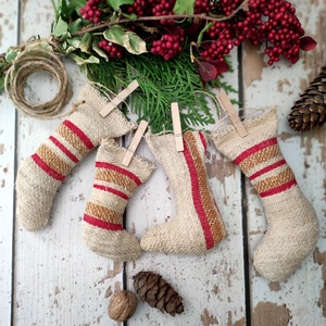 Farmhouse mikulás zokni girland - karácsony - karácsonyi lakásdekoráció - karácsonyi girland, boa - Meska.hu