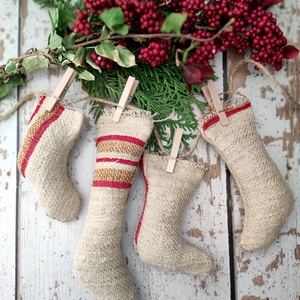 Farmhouse mikulás zokni girland, Karácsony, Karácsonyi lakásdekoráció, Karácsonyi girland, boa, Varrás, MESKA