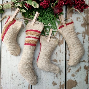 Farmhouse mikulás zokni girland - karácsony - karácsonyi lakásdekoráció - karácsonyi girland, boa - Meska.hu