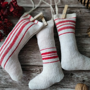 Piros mini mikulás zokni füzér - karácsony - karácsonyi lakásdekoráció - karácsonyi girland, boa - Meska.hu