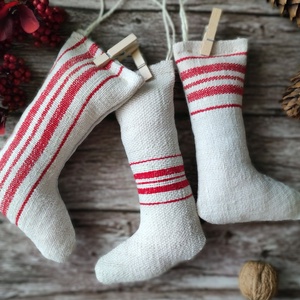 Piros mini mikulás zokni füzér, Karácsony, Karácsonyi lakásdekoráció, Karácsonyi girland, boa, Varrás, MESKA