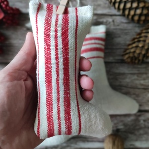 Piros mini mikulás zokni füzér - karácsony - karácsonyi lakásdekoráció - karácsonyi girland, boa - Meska.hu