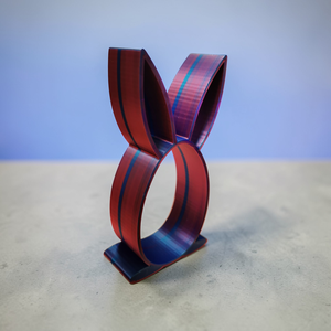 Nyuszi kinder tojás tartó , Ünnepi díszek, dekorációk, Húsvéti díszek és dekorációk, Húsvéti ajándékátadó, Mindenmás, Színátmenetes anyagból készült. Lila-kék. Egyik oldalánál a lila a domináns, megfordítva pedig a ké..., MESKA