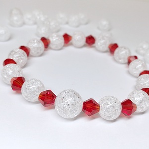 Csendes éj :) ásványkarkötő roppantott hegyikristályból, piros üveggyöngyökkel - ékszer - karkötő - gyöngyös karkötő - Meska.hu