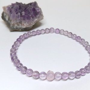 Ametiszt minimál karkötő rózsaszín csiszolt üveggyönggyel - ékszer - karkötő - gyöngyös karkötő - Meska.hu