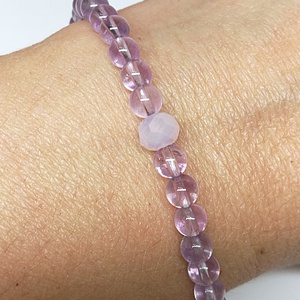 Ametiszt minimál karkötő rózsaszín csiszolt üveggyönggyel - ékszer - karkötő - gyöngyös karkötő - Meska.hu