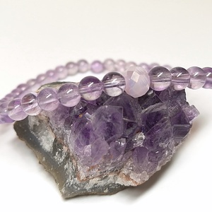 Ametiszt minimál karkötő rózsaszín csiszolt üveggyönggyel - ékszer - karkötő - gyöngyös karkötő - Meska.hu