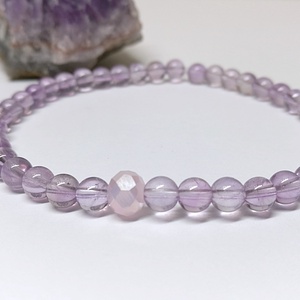 Ametiszt minimál karkötő rózsaszín csiszolt üveggyönggyel - ékszer - karkötő - gyöngyös karkötő - Meska.hu