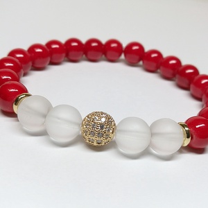 Csendes éj aranyban I. ásványkarkötő piros jádéból, matt hegyikristályból, arany cirkónia gyönggyel - ékszer - karkötő - gyöngyös karkötő - Meska.hu