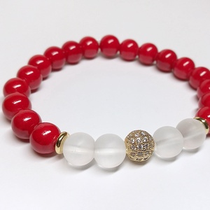 Csendes éj aranyban I. ásványkarkötő piros jádéból, matt hegyikristályból, arany cirkónia gyönggyel - ékszer - karkötő - gyöngyös karkötő - Meska.hu