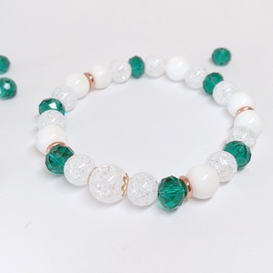 Csendes éj zöldben ásványkarkötő fehér kagylógyöngyből, roppantott hegyikristályból, zöld csiszolt fánk gyöngyből - ékszer - karkötő - gyöngyös karkötő - Meska.hu