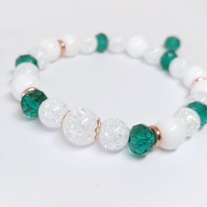Csendes éj zöldben ásványkarkötő fehér kagylógyöngyből, roppantott hegyikristályból, zöld csiszolt fánk gyöngyből - ékszer - karkötő - gyöngyös karkötő - Meska.hu