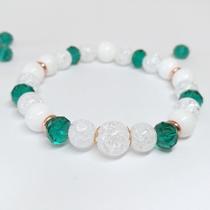 Csendes éj zöldben ásványkarkötő fehér kagylógyöngyből, roppantott hegyikristályból, zöld csiszolt fánk gyöngyből - ékszer - karkötő - gyöngyös karkötő - Meska.hu
