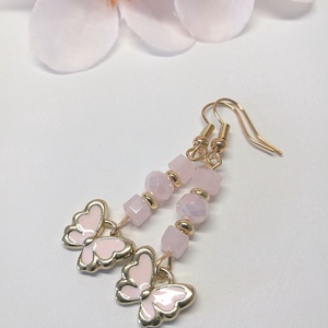 Rózsaszín pillangós fülbevaló csiszolt üveggyöngyökből, arany színű köztesekkel - ékszer - fülbevaló - lógó fülbevaló - Meska.hu