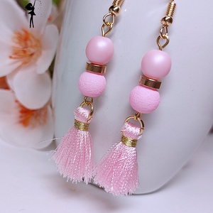 Babarózsaszín cérnabojtos fülbevaló - ékszer - fülbevaló - rojtos fülbevaló - Meska.hu