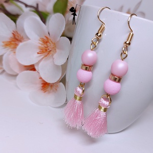 Babarózsaszín cérnabojtos fülbevaló - Meska.hu