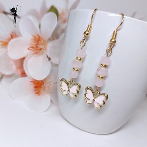 Rózsaszín pillangós fülbevaló csiszolt üveggyöngyökből, arany színű köztesekkel, Ékszer, Fülbevaló, Lógó fülbevaló, Ékszerkészítés, Gyöngyfűzés, gyöngyhímzés, MESKA