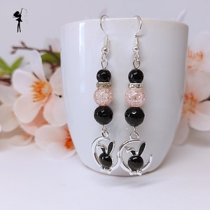 Fekete nyuszi tűzzománc medálos fülbevaló achátból, roppantott üveggyöngyből, strasszokkal - ékszer - fülbevaló - lógó fülbevaló - Meska.hu