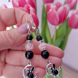 Fekete nyuszi tűzzománc medálos fülbevaló achátból, roppantott üveggyöngyből, strasszokkal - ékszer - fülbevaló - lógó fülbevaló - Meska.hu