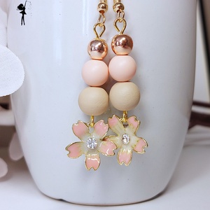 Púder színű fülbevaló üveggyöngyökből, rózsaarany hematittal és tűzzománc virág medállal - ékszer - fülbevaló - lógó fülbevaló - Meska.hu