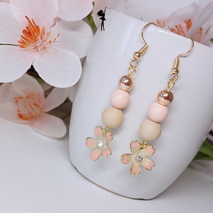 Púder színű fülbevaló üveggyöngyökből, rózsaarany hematittal és tűzzománc virág medállal - ékszer - fülbevaló - lógó fülbevaló - Meska.hu