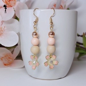 Púder színű fülbevaló üveggyöngyökből, rózsaarany hematittal és tűzzománc virág medállal - ékszer - fülbevaló - lógó fülbevaló - Meska.hu