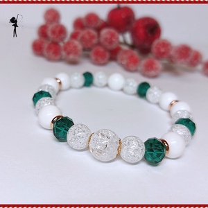 Csendes éj zöldben ásványkarkötő fehér kagylógyöngyből, roppantott hegyikristályból, zöld csiszolt fánk gyöngyből - Meska.hu