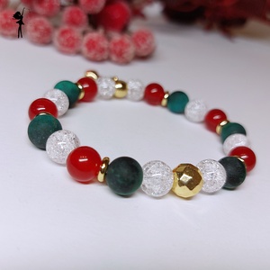 Rénszarvas medálos ásványkarkötő ünnepi köntösben - ékszer - karkötő - karkötő medállal - Meska.hu