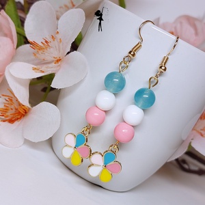 Tarka virág medálos, vidám tavaszi fülbevaló, fém virág medállal, Ékszer, Fülbevaló, Lógó fülbevaló, Ékszerkészítés, Gyöngyfűzés, gyöngyhímzés, MESKA