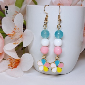 Tarka virág medálos, vidám tavaszi fülbevaló, fém virág medállal - ékszer - fülbevaló - lógó fülbevaló - Meska.hu