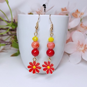 Piros margaréta virág medálos tavaszváró fülbevaló - ékszer - fülbevaló - lógó fülbevaló - Meska.hu