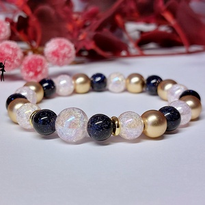 Ünnepi téli karkötő roppantott aurakvarcokból, csillogó kék homokkőből, arany hematittal - ékszer - karkötő - gyöngyös karkötő - Meska.hu