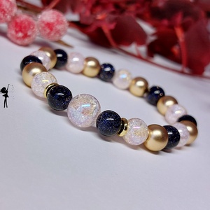 Ünnepi téli karkötő roppantott aurakvarcokból, csillogó kék homokkőből, arany hematittal - ékszer - karkötő - gyöngyös karkötő - Meska.hu