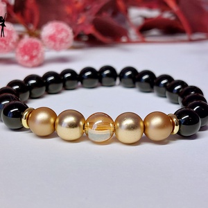 Ünnepi téli karkötő fekete achátból, arany hematittal, aurakvarccal, üvegggyönggyel - ékszer - karkötő - gyöngyös karkötő - Meska.hu