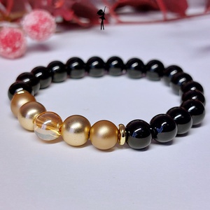 Ünnepi téli karkötő fekete achátból, arany hematittal, aurakvarccal, üvegggyönggyel - ékszer - karkötő - gyöngyös karkötő - Meska.hu