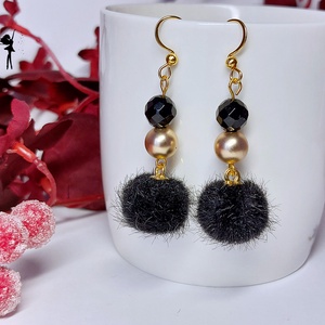 Fekete színü pomponos alkalmi ásvány fülbevaló matt arany hematittal, csiszolt acháttal - ékszer - fülbevaló - lógó fülbevaló - Meska.hu