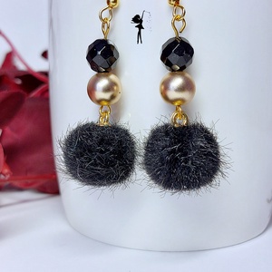 Fekete színü pomponos alkalmi ásvány fülbevaló matt arany hematittal, csiszolt acháttal - ékszer - fülbevaló - lógó fülbevaló - Meska.hu