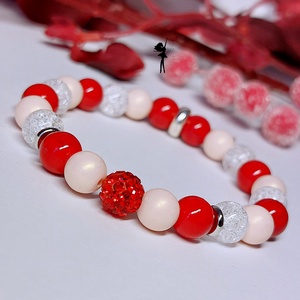 Cukorpálca alkalmi ásványkarkötő piros és fémgőzölt jádéból, roppantott hegyikristállyal, rózsaszín akril gyönggyel - ékszer - karkötő - gyöngyös karkötő - Meska.hu