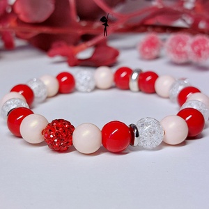 Cukorpálca alkalmi ásványkarkötő piros és fémgőzölt jádéból, roppantott hegyikristállyal, rózsaszín akril gyönggyel - ékszer - karkötő - gyöngyös karkötő - Meska.hu