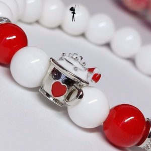 Habos kávé ünnepi, téli karkötő fehér kagylógyöngyből, piros jádéból, strasszos dísszel - ékszer - karkötő - gyöngyös karkötő - Meska.hu