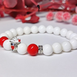 Habos kávé ünnepi, téli karkötő fehér kagylógyöngyből, piros jádéból, strasszos dísszel - ékszer - karkötő - gyöngyös karkötő - Meska.hu