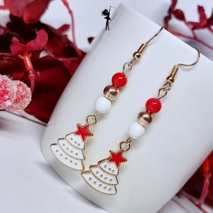 Fehér karácsony fülbevaló ünnepi köntösben, Ékszer, Fülbevaló, Lógó fülbevaló, Ékszerkészítés, Gyöngyfűzés, gyöngyhímzés, MESKA